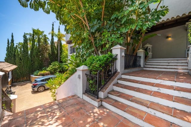 Chalet de 5 habitaciones en Nueva Andalucia, Marbella en venta - 2.850.000 € (Ref: 9651519)