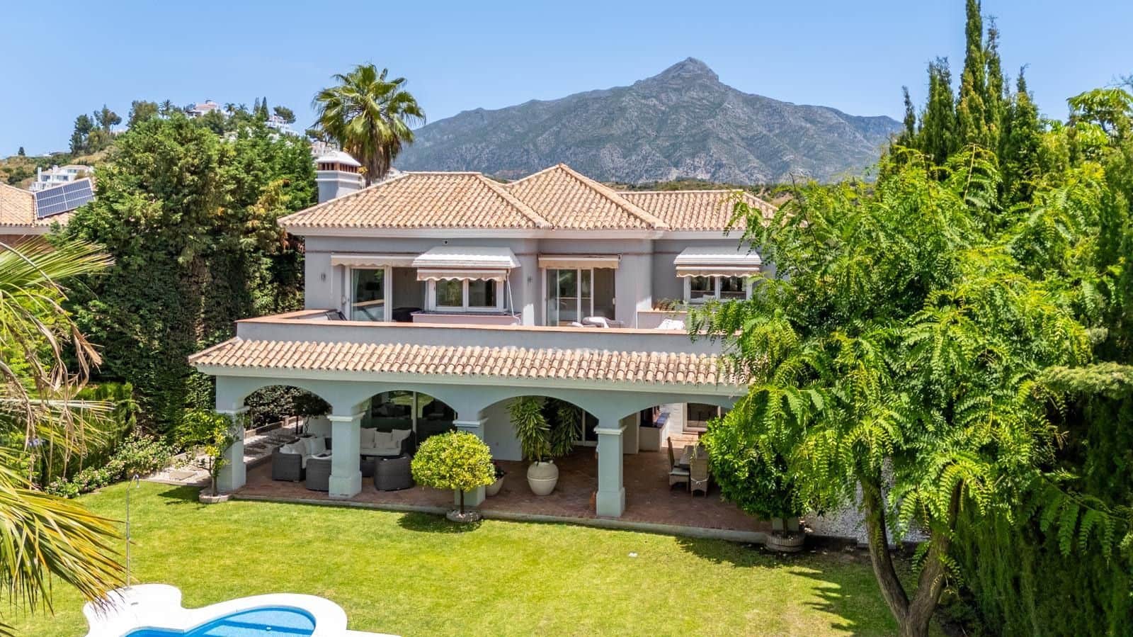 Chalet de 5 habitaciones en Nueva Andalucia en venta - 2.850.000 € (Ref: 9651519)