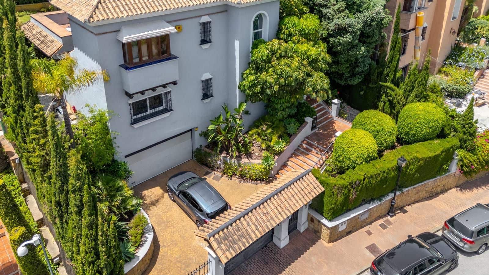 Chalet de 5 habitaciones en Nueva Andalucia en venta - 2.850.000 € (Ref: 9651519)