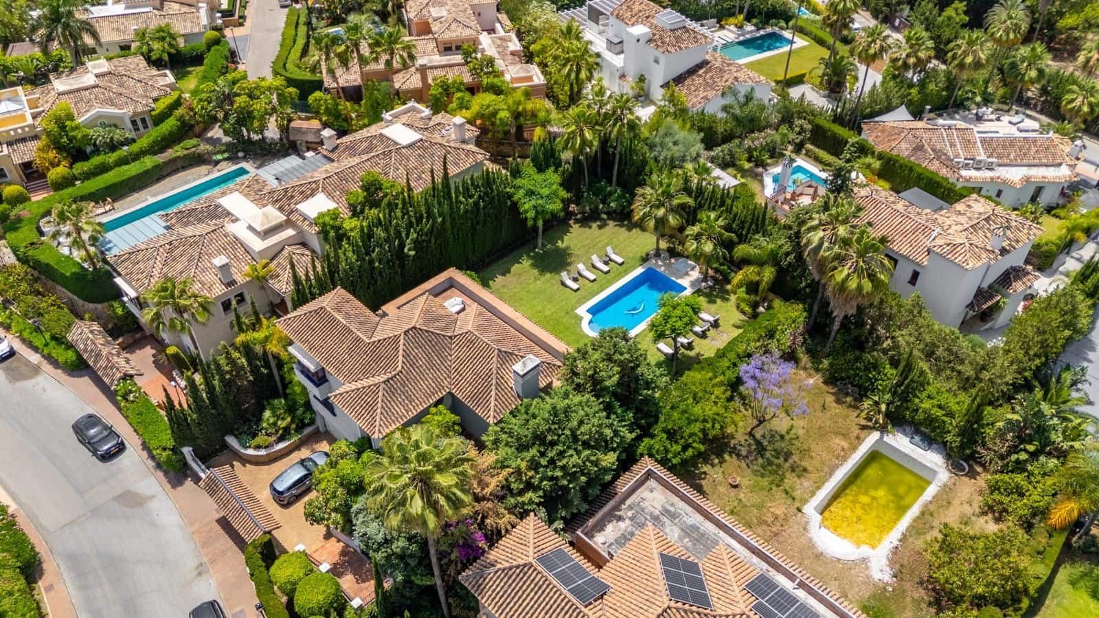 Chalet de 5 habitaciones en Nueva Andalucia en venta - 2.850.000 € (Ref: 9651519)