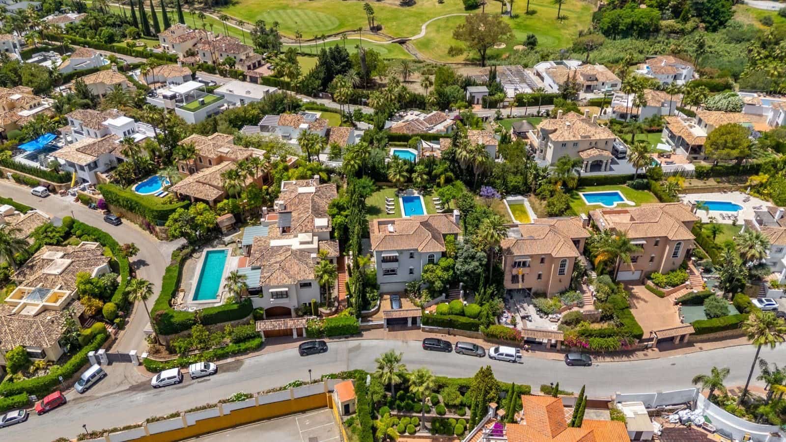 Chalet de 5 habitaciones en Nueva Andalucia en venta - 2.850.000 € (Ref: 9651519)