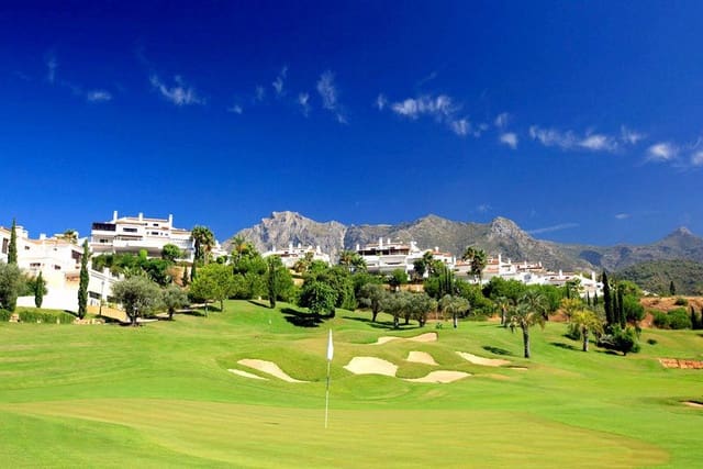 2 slaapkamer Appartement te koop in Sierra Blanca, Marbella - € 750.000 (Ref: 9651529)