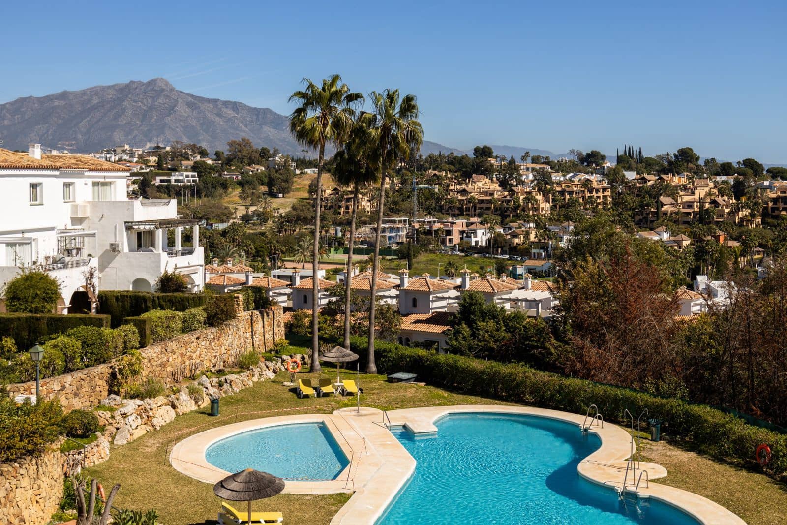 Ático de 2 habitaciones en Benahavís en venta - 599.000 € (Ref: 9651546)