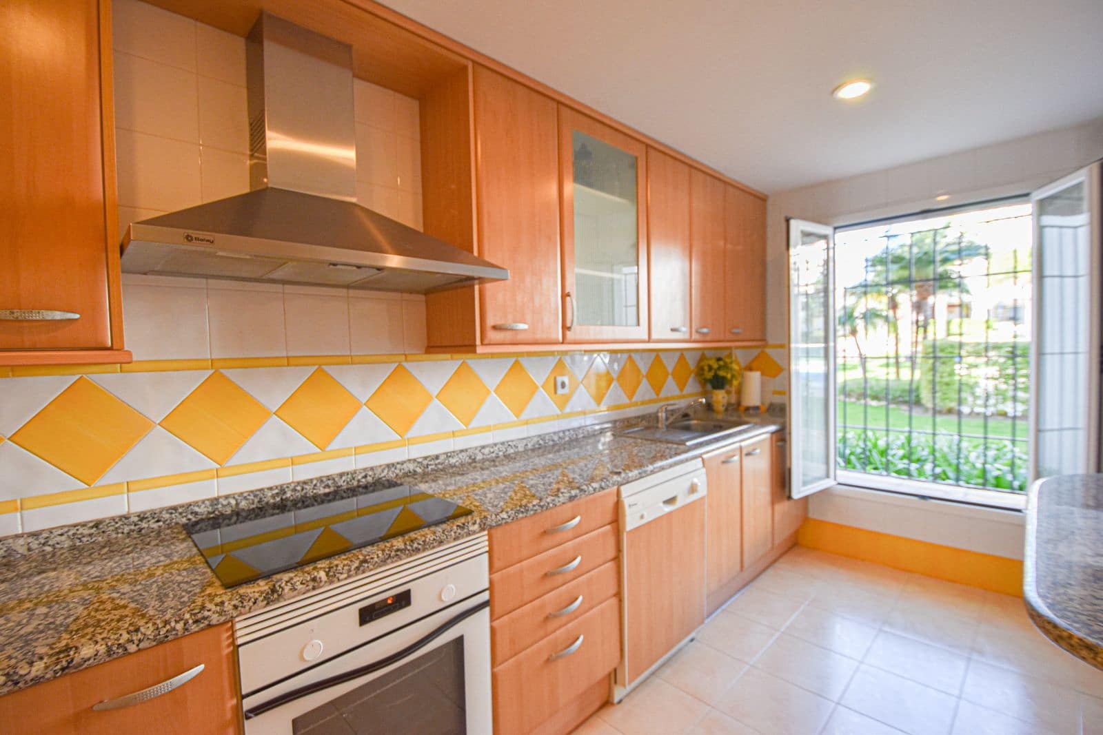 2 bedroom Apartment for sale in San Pedro de Alcantara - € 560,000 (Ref: 9651608)