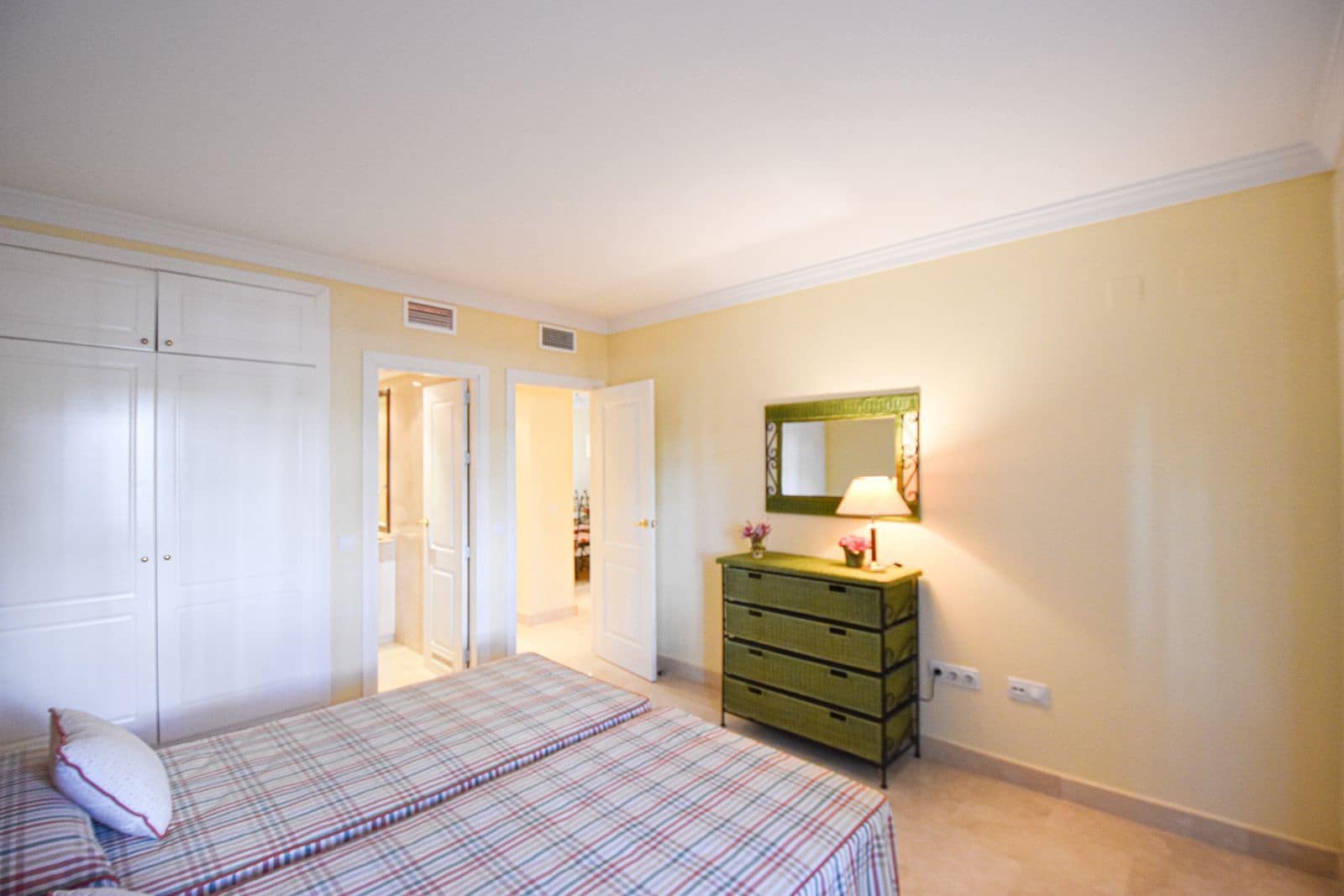 2 bedroom Apartment for sale in San Pedro de Alcantara - € 560,000 (Ref: 9651608)