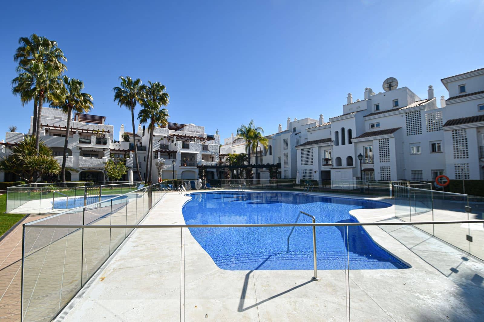 2 bedroom Apartment for sale in San Pedro de Alcantara - € 560,000 (Ref: 9651608)
