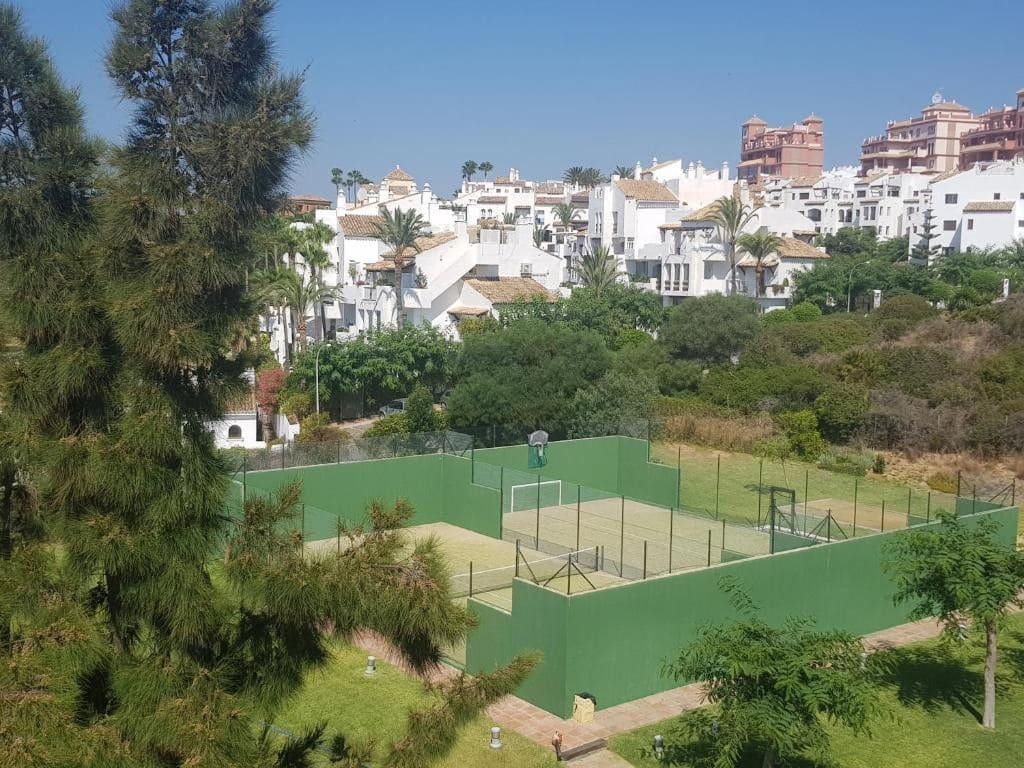 Apartamento de 2 habitaciones en La Duquesa / Puerto de la Duquesa en venta - 270.000 € (Ref: 9651634)
