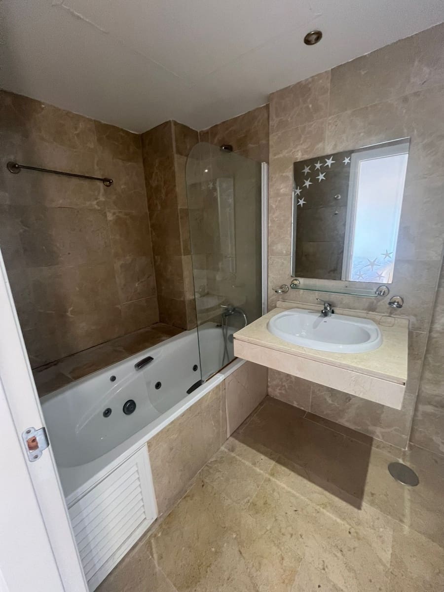 Apartamento de 2 habitaciones en La Duquesa / Puerto de la Duquesa en venta - 270.000 € (Ref: 9651634)