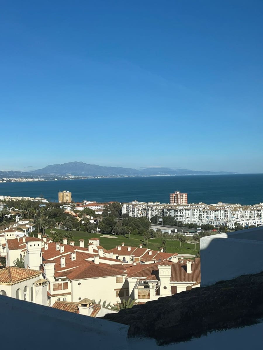 Apartamento de 2 habitaciones en La Duquesa / Puerto de la Duquesa en venta - 270.000 € (Ref: 9651634)