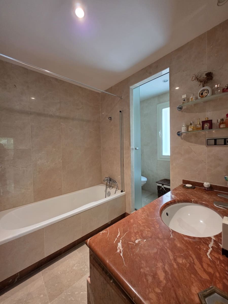 Ático de 4 habitaciones en Golden Mile en venta - 2.300.000 € (Ref: 9651645)