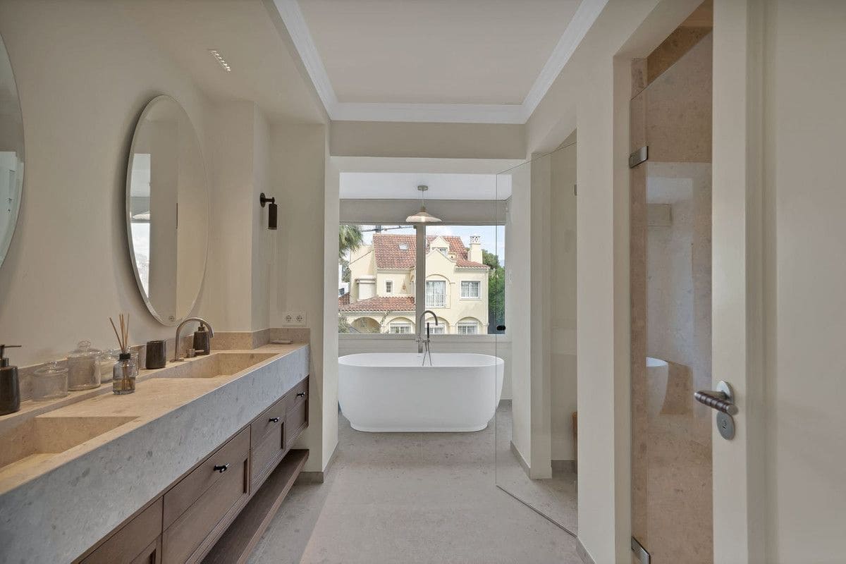 7 bedroom Villa for sale in Puerto Banus - € 2,395,000 (Ref: 9655934)