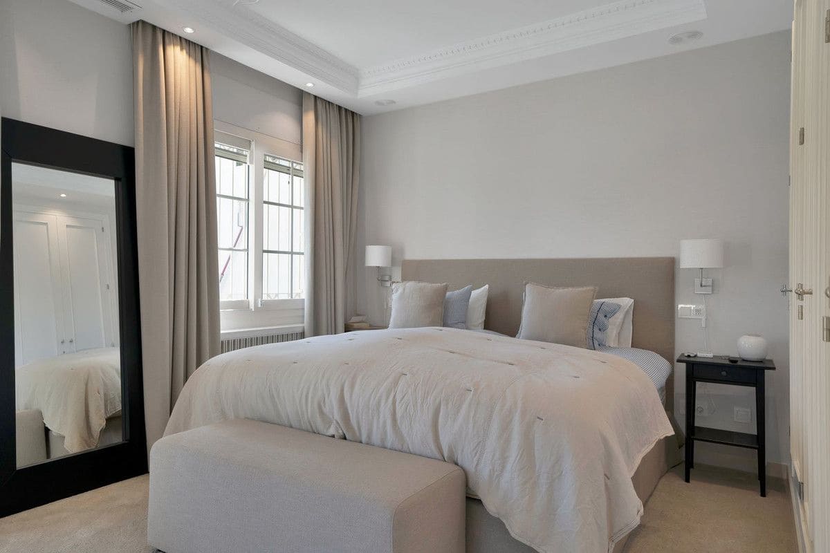 7 bedroom Villa for sale in Puerto Banus - € 2,395,000 (Ref: 9655934)