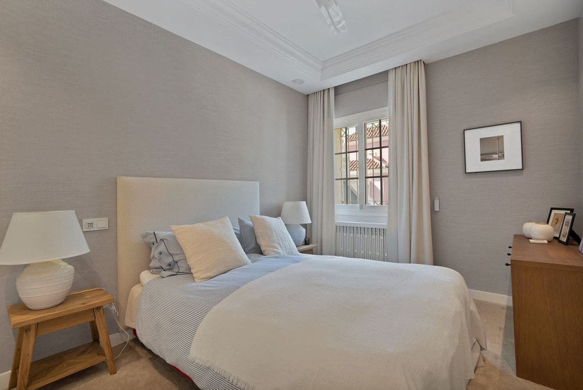 7 bedroom Villa for sale in Puerto Banus - € 2,395,000 (Ref: 9655934)