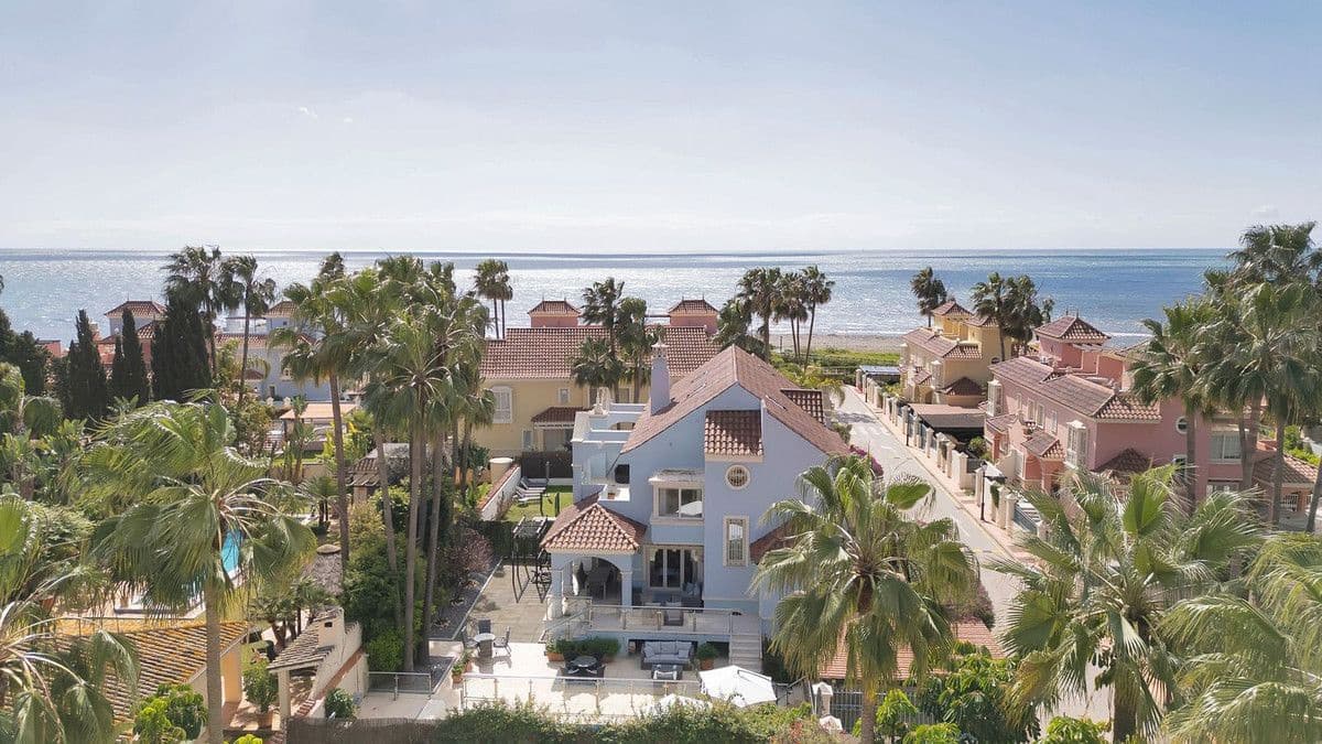 7 bedroom Villa for sale in Puerto Banus - € 2,395,000 (Ref: 9655934)