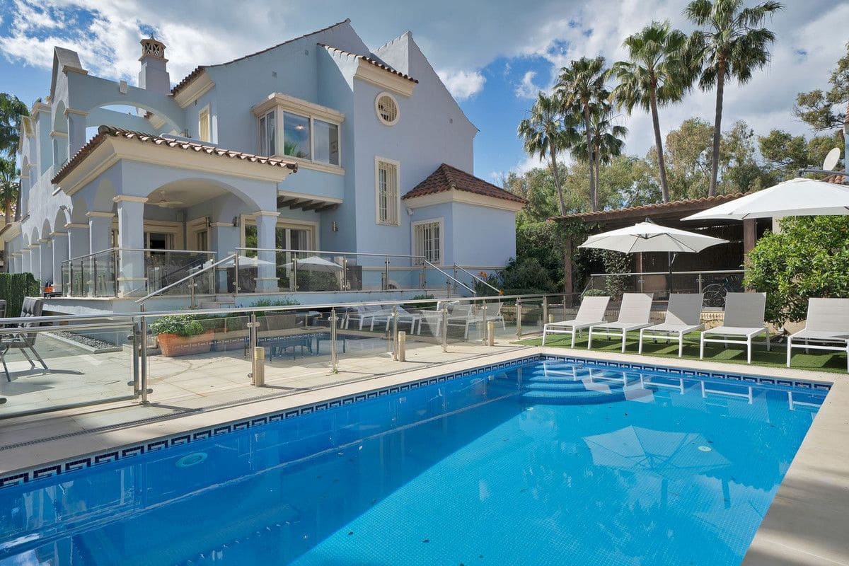 7 bedroom Villa for sale in Puerto Banus - € 2,395,000 (Ref: 9655934)