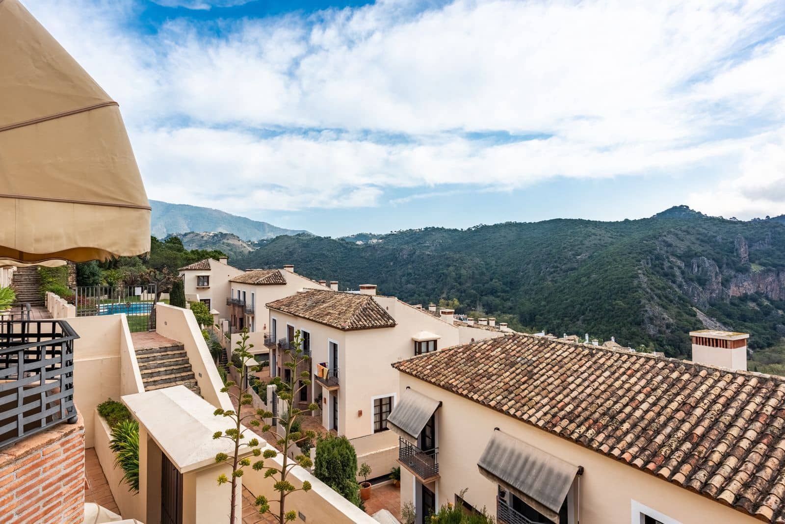 4 slaapkamer Halfvrijstaande villa te koop in Benahavis - € 550.000 (Ref: 9655959)