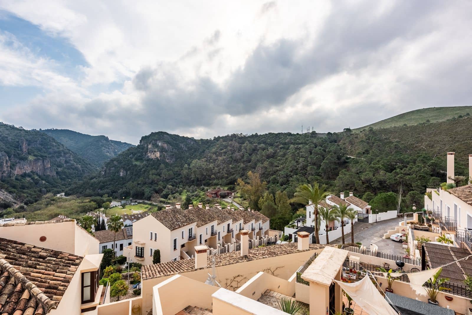 4 slaapkamer Halfvrijstaande villa te koop in Benahavis - € 550.000 (Ref: 9655959)