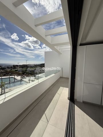 Ático de 2 habitaciones en Estepona en venta - 975.000 € (Ref: 9655961)