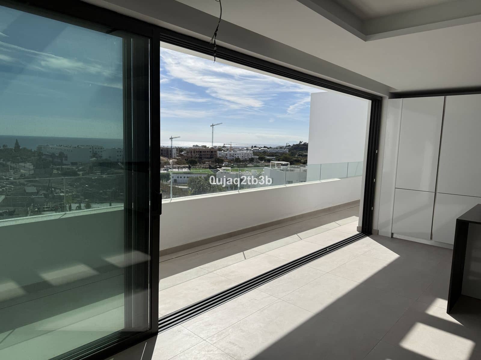 Ático de 2 habitaciones en Estepona en venta - 975.000 € (Ref: 9655961)