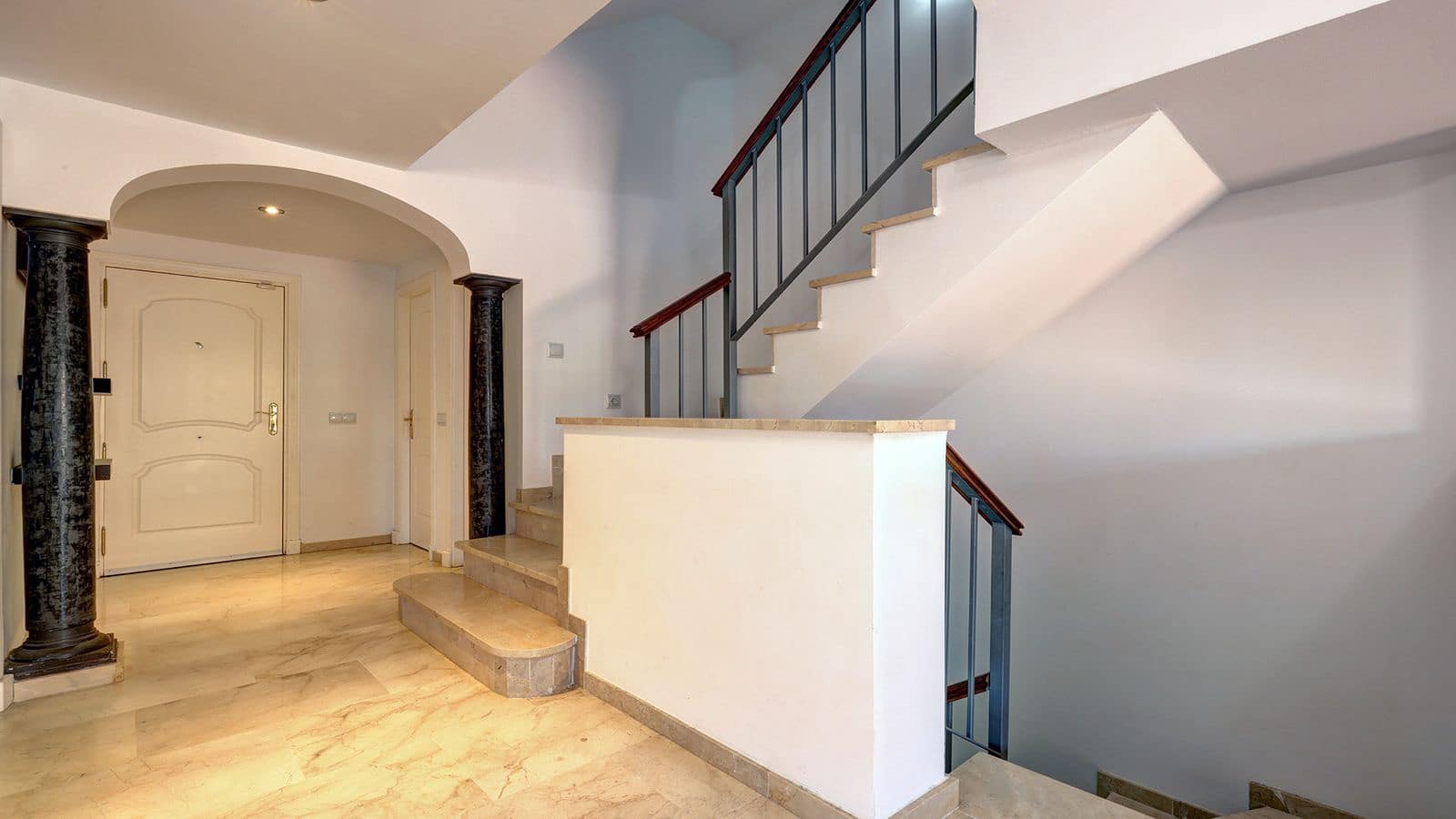 4 slaapkamer Huis te koop in La Duquesa / Puerto de la Duquesa - € 495.000 (Ref: 9677128)