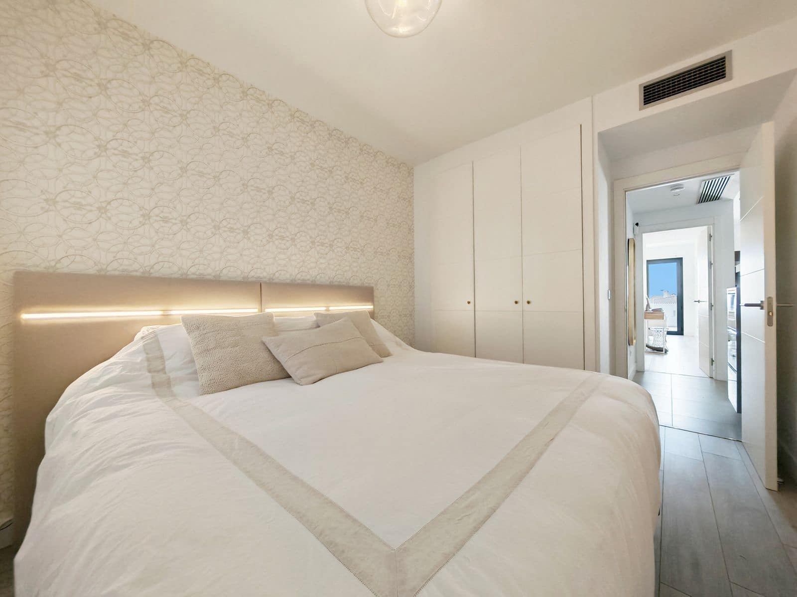 2 bedroom Apartment for sale in Manilva - € 399,000 (Ref: 9677147)