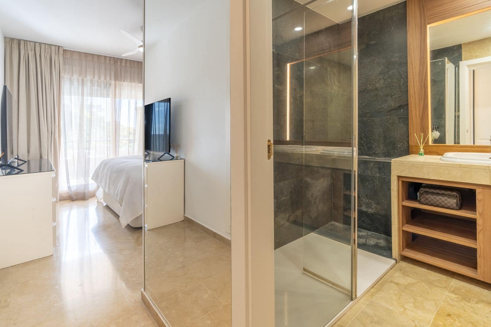 Apartamento de 2 habitaciones en Calahonda en venta - 335.000 € (Ref: 9677148)