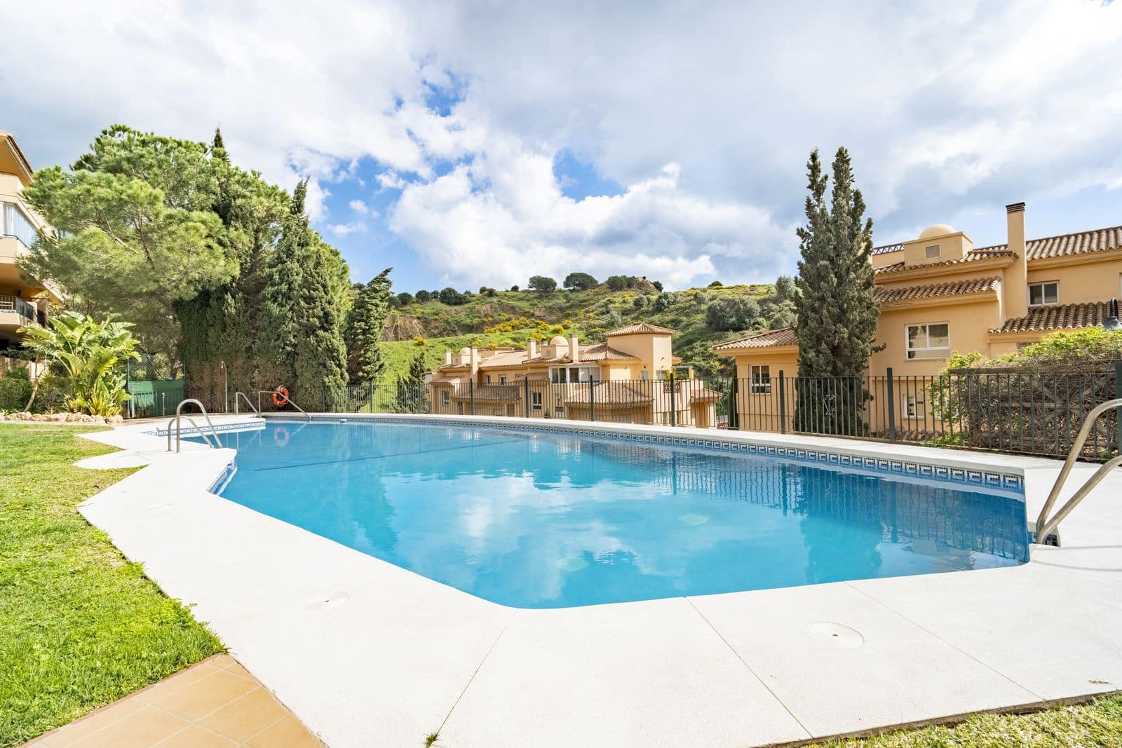 Apartamento de 2 habitaciones en Calahonda en venta - 335.000 € (Ref: 9677148)