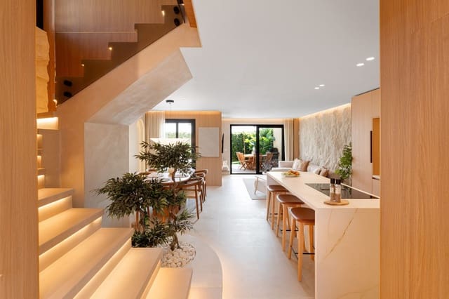 4 bedroom Townhouse for sale in Puerto Banus, Marbella - € 1,450,000 (Ref: 9677161)