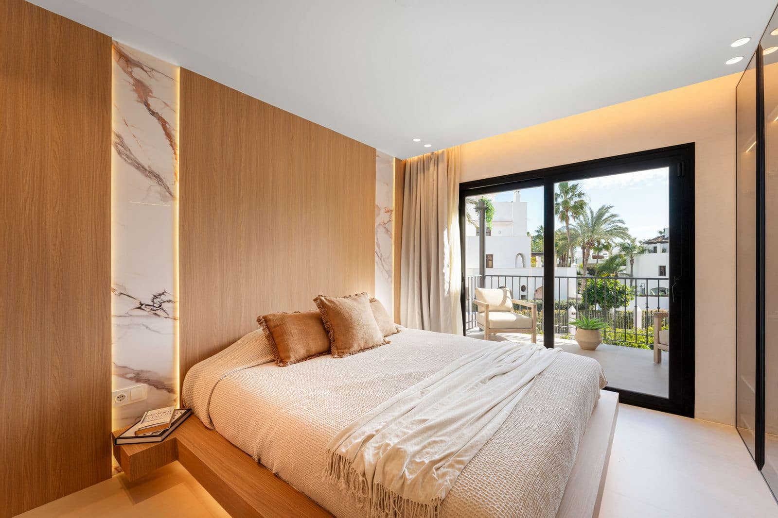 4 bedroom Townhouse for sale in Puerto Banus - € 1,450,000 (Ref: 9677161)