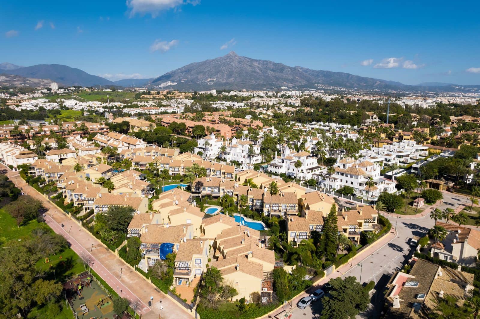 4 bedroom Townhouse for sale in Puerto Banus - € 1,450,000 (Ref: 9677161)