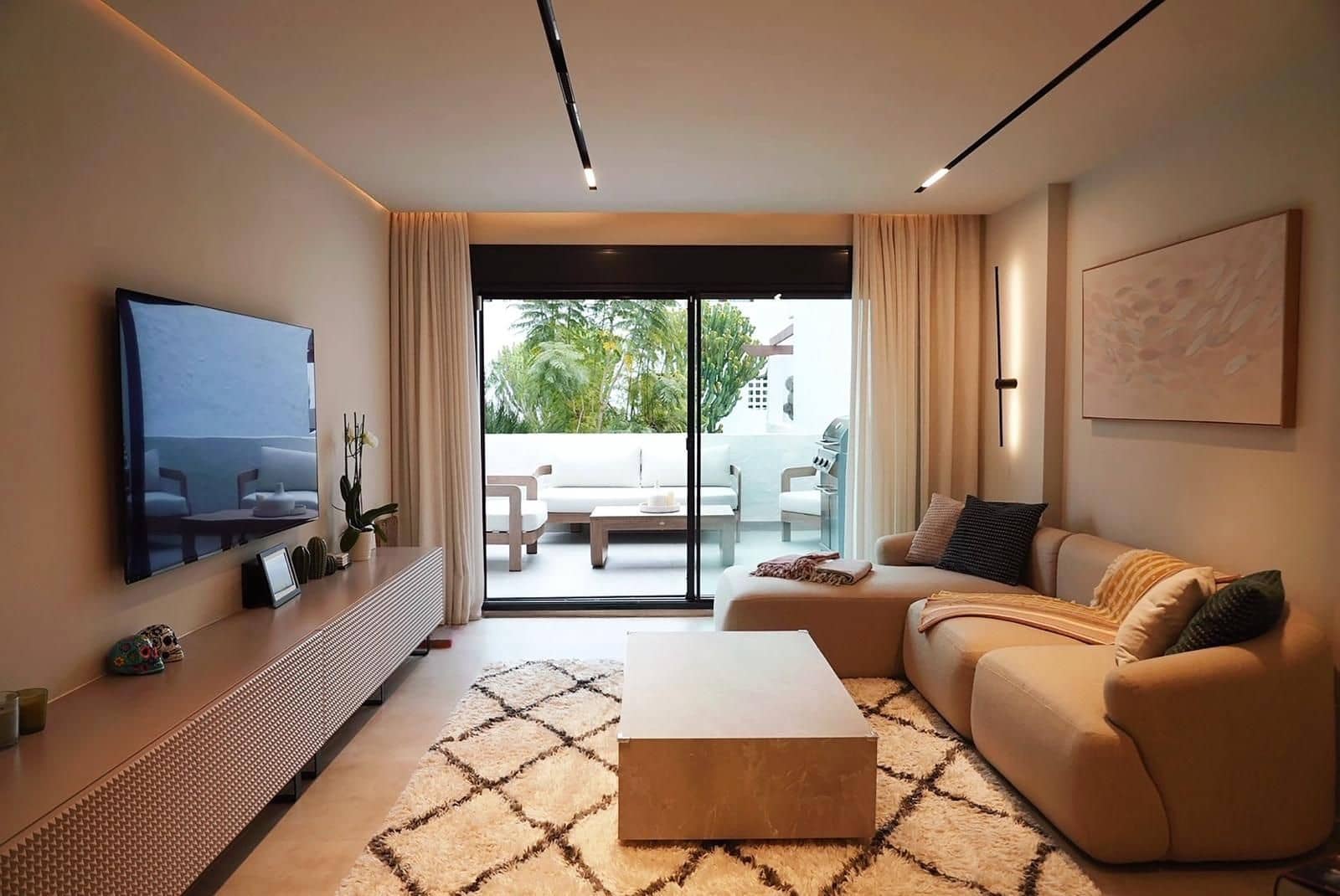 3 bedroom Apartment for sale in Nueva Andalucia - € 816,000 (Ref: 9677170)