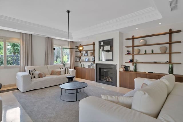 Chalet de 7 habitaciones en Puerto Banus, Marbella en venta - 2.395.000 € (Ref: 9677204)