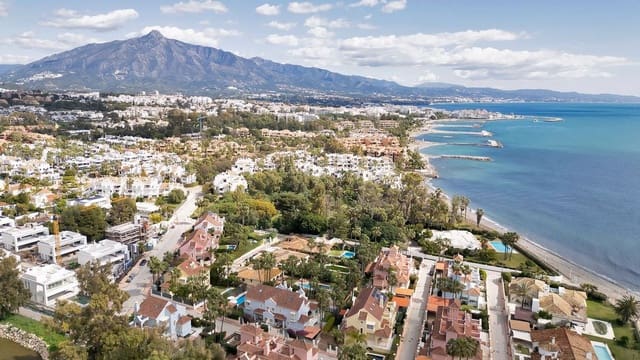 Chalet de 7 habitaciones en Puerto Banus, Marbella en venta - 2.395.000 € (Ref: 9677204)