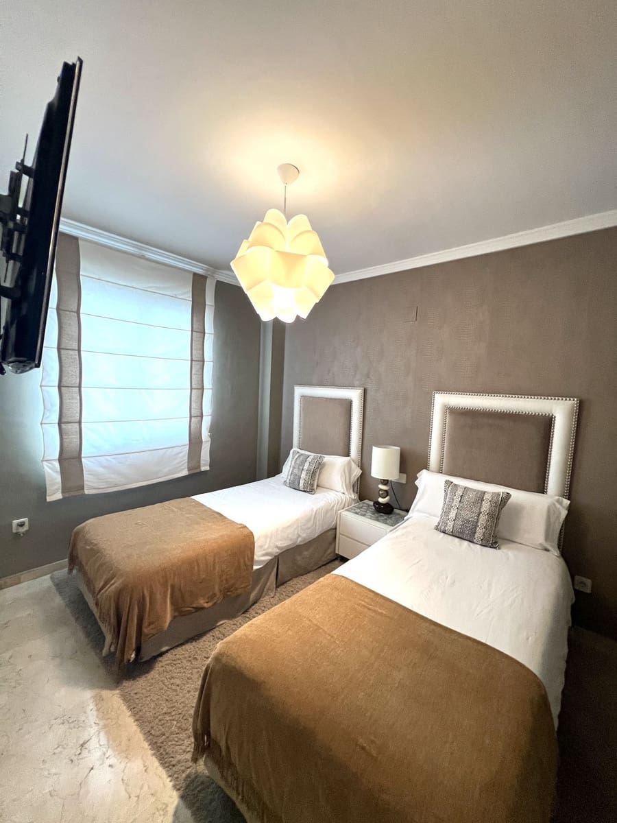 2 sovrum Lägenhet till salu i Puerto Banus - 700 000 € (Ref: 9677210)