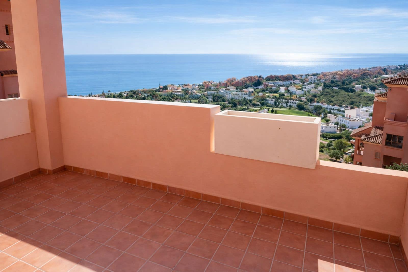 2 bedroom Apartment for sale in La Duquesa / Puerto de la Duquesa - € 265,000 (Ref: 9677223)