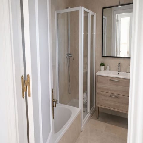 2 bedroom Apartment for sale in La Duquesa / Puerto de la Duquesa, Manilva - € 265,000 (Ref: 9677223)