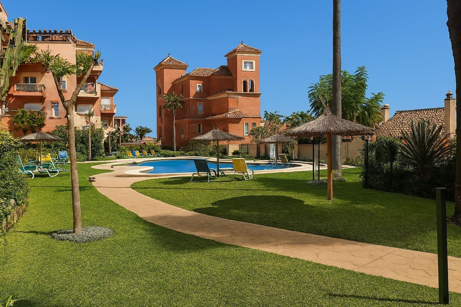 2 bedroom Apartment for sale in La Duquesa / Puerto de la Duquesa - € 265,000 (Ref: 9677223)