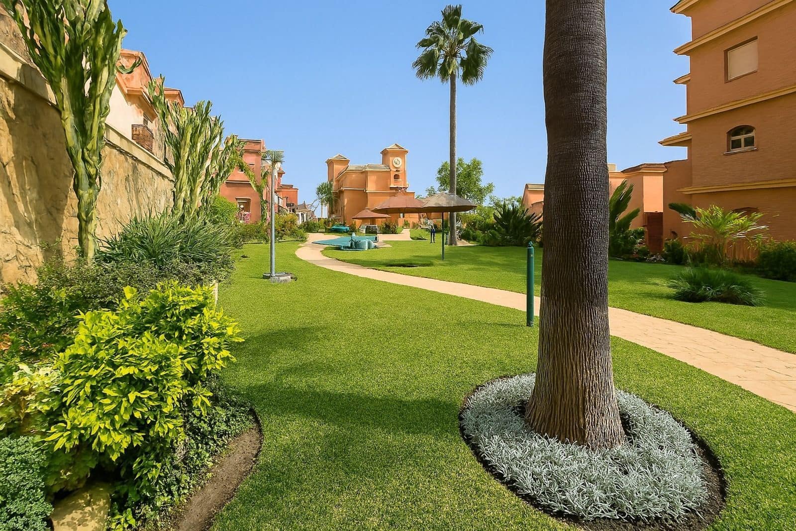 2 bedroom Apartment for sale in La Duquesa / Puerto de la Duquesa - € 265,000 (Ref: 9677223)