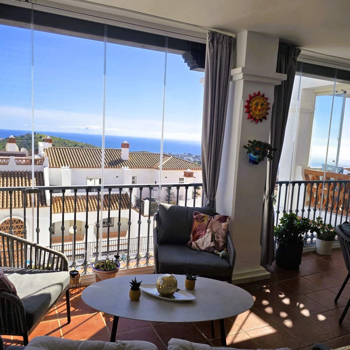 2 bedroom Apartment for sale in Calahonda - € 450,000 (Ref: 9677239)