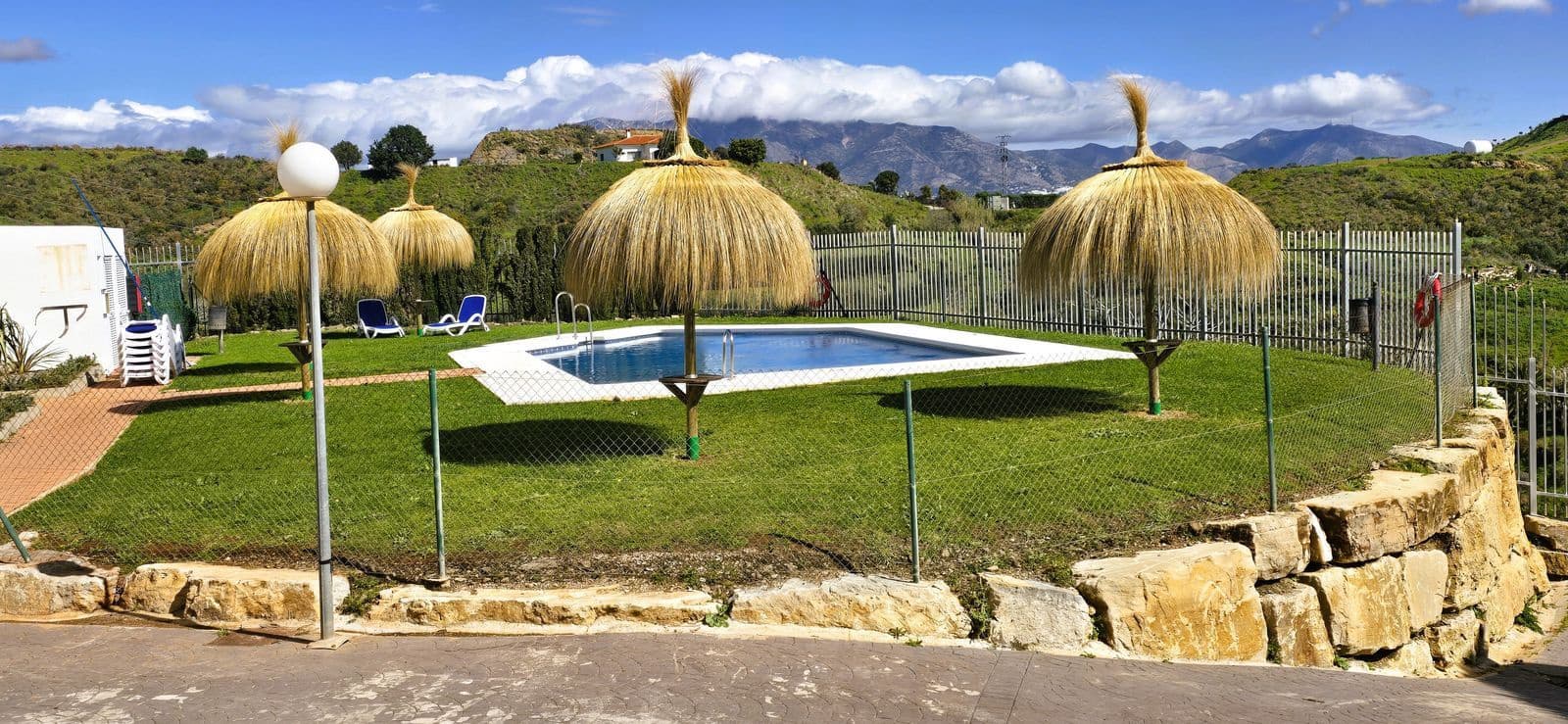 2 bedroom Apartment for sale in Calahonda - € 450,000 (Ref: 9677239)