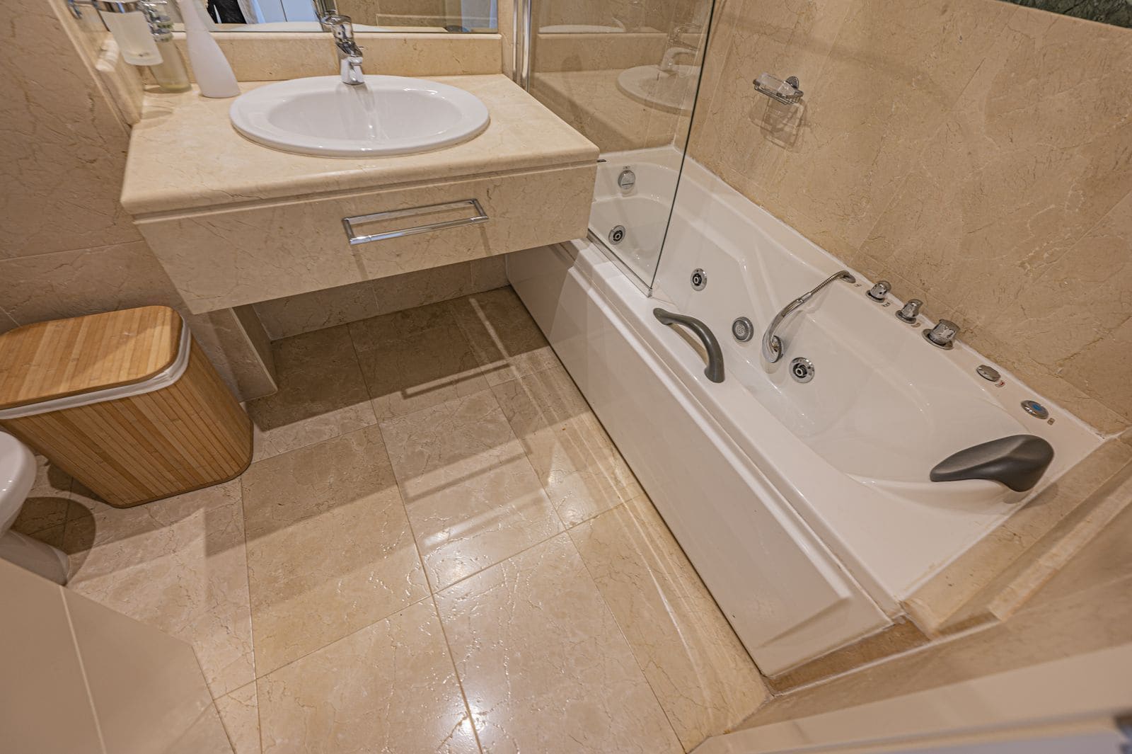 3 bedroom Apartment for sale in Nueva Andalucia - € 765,000 (Ref: 9677247)