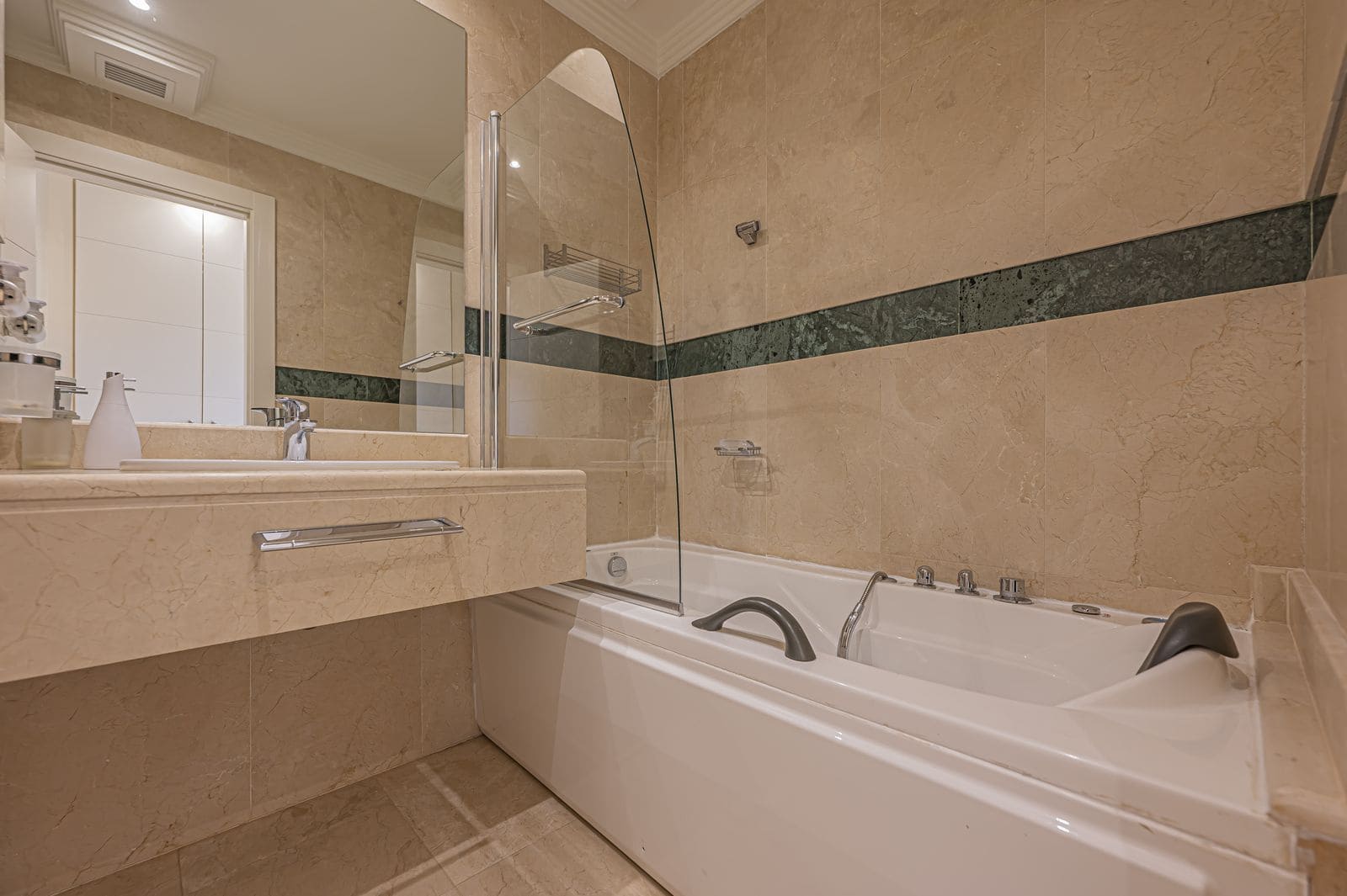 3 bedroom Apartment for sale in Nueva Andalucia - € 765,000 (Ref: 9677247)