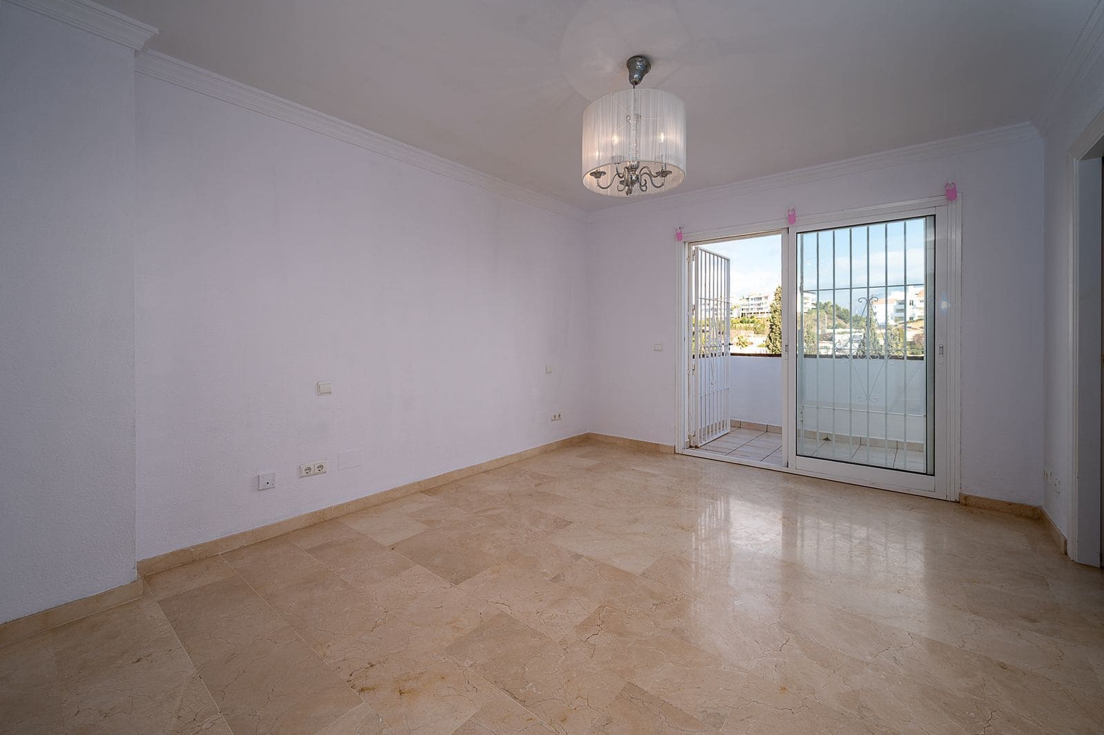 Casa de 3 habitaciones en Riviera del Sol en venta - 450.000 € (Ref: 9677250)