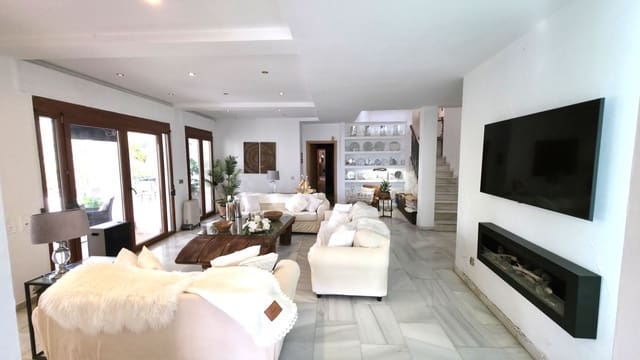 Chalet de 6 habitaciones en Nueva Atalaya, Estepona en venta - 2.000.000 € (Ref: 9677270)
