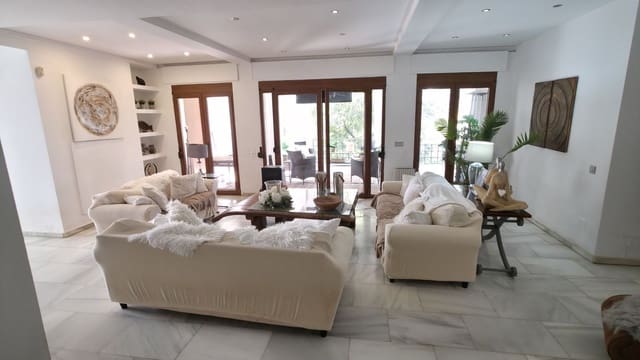 Chalet de 6 habitaciones en Nueva Atalaya, Estepona en venta - 2.000.000 € (Ref: 9677270)