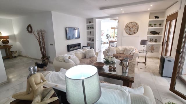 Chalet de 6 habitaciones en Nueva Atalaya, Estepona en venta - 2.000.000 € (Ref: 9677270)