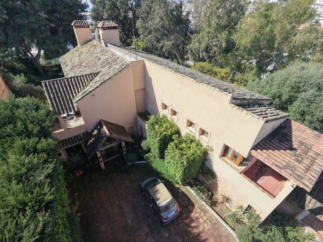 Chalet de 6 habitaciones en Nueva Atalaya, Estepona en venta - 2.000.000 € (Ref: 9677270)