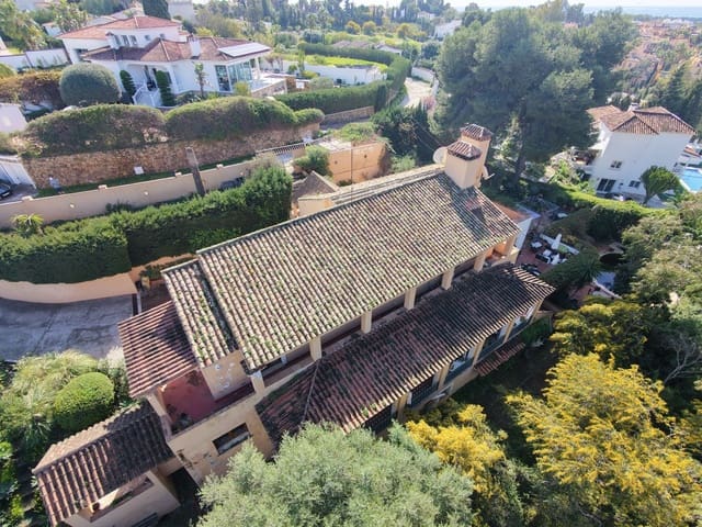 Chalet de 6 habitaciones en Nueva Atalaya, Estepona en venta - 2.000.000 € (Ref: 9677270)