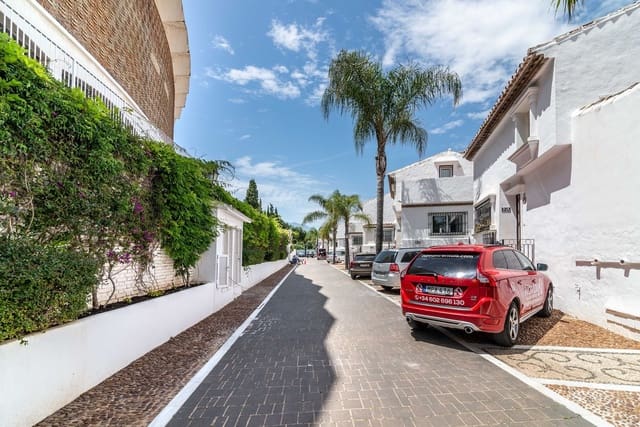 4 bedroom Townhouse for sale in Puerto Banus, Marbella - € 1,190,000 (Ref: 9677272)