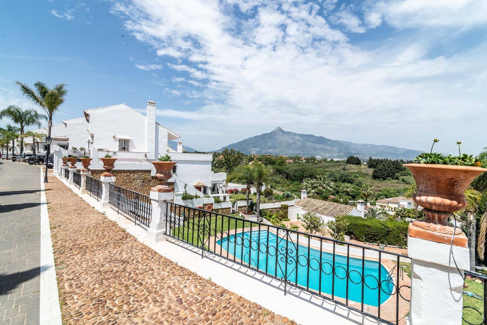 4 bedroom Townhouse for sale in Puerto Banus - € 1,190,000 (Ref: 9677272)